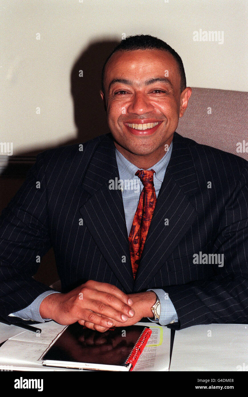 Paul Boateng MP, Unterstaatssekretär des Gesundheitsministeriums, London. 17/11/00 Gefängnisminister Boateng, der um eine formelle Untersuchung des Rassismus im Gefängnisdienst bat, der von der Kommission für Rassengleichheit ins Leben gerufen wurde. * die Untersuchung sollte sich auf drei Institutionen konzentrieren - Brixton, Feltham Young Straftäter und eine andere. Der Service hat bereits mitgeteilt, dass er jede Untersuchung begrüßen und mit ihr zusammenarbeiten wird. 28/10/98: Boateng wurde zum Innenminister befördert, um die Übernahme von Alun Michael, der walisischen Sekretär geworden ist, nach der Stockfoto