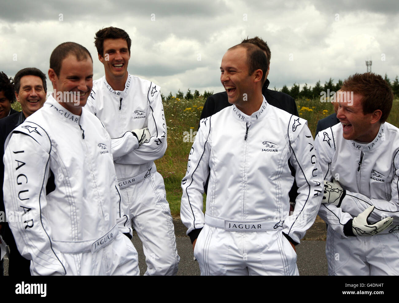 Die englischen Cricket-Teamkollegen Andrew Strauss (links), Steve Finn (Mitte links), Jonathan Trott (Mitte rechts) und Eoin Morgan versuchen sich heute bei einem Fotoanruf auf dem Jaguar Test Track in Warwick an einem Jaguar XKRS mit 55 ps und einer Höchstgeschwindigkeit von 186 km/h. Stockfoto