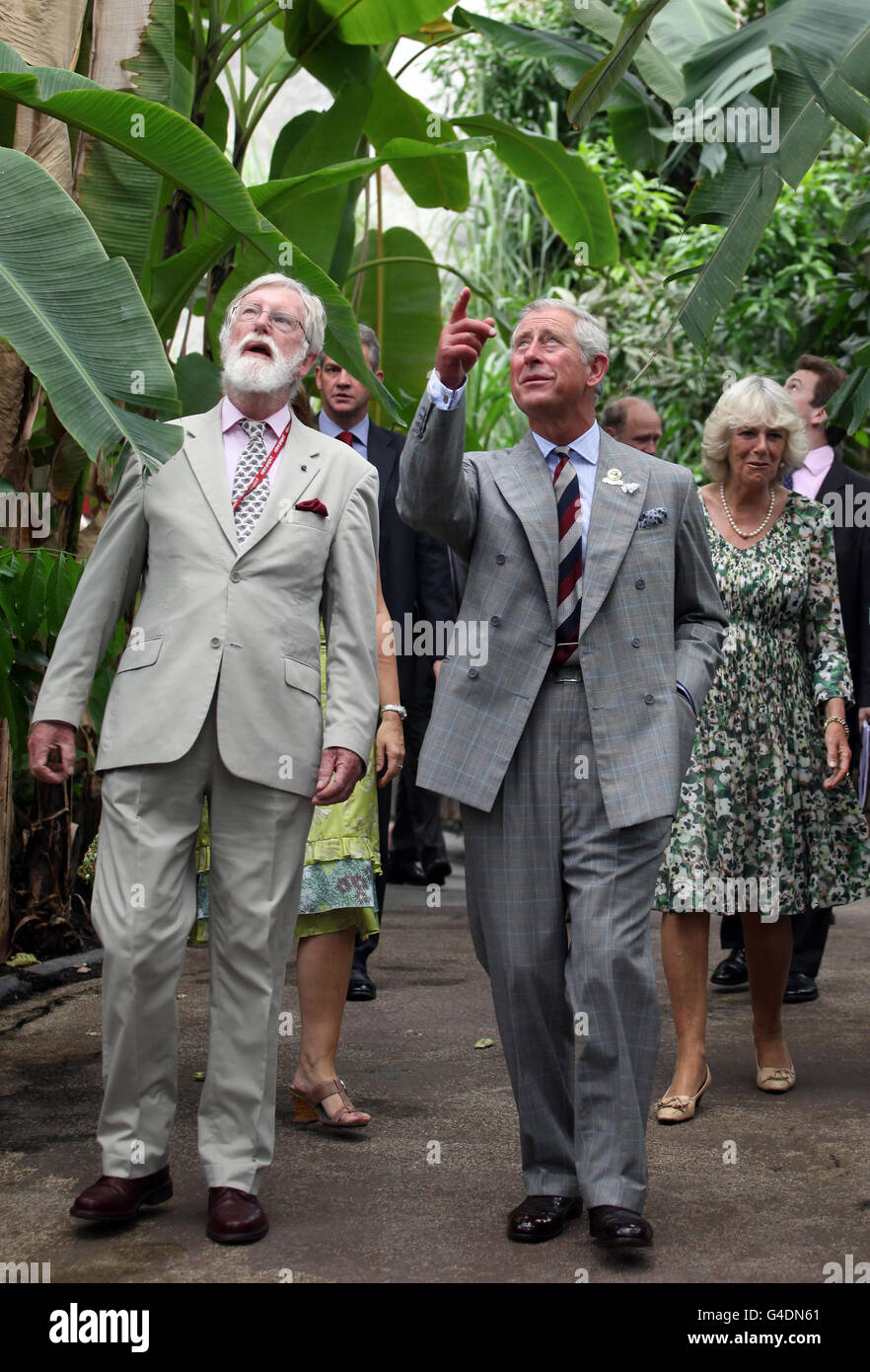 Der Prinz von Wales wird von Eden's Scientific Director als Sir Ghillean Prance (links) im Tropical Biome bei einem Besuch des Eden Project in St. Austell, Cornwall, begleitet. Stockfoto