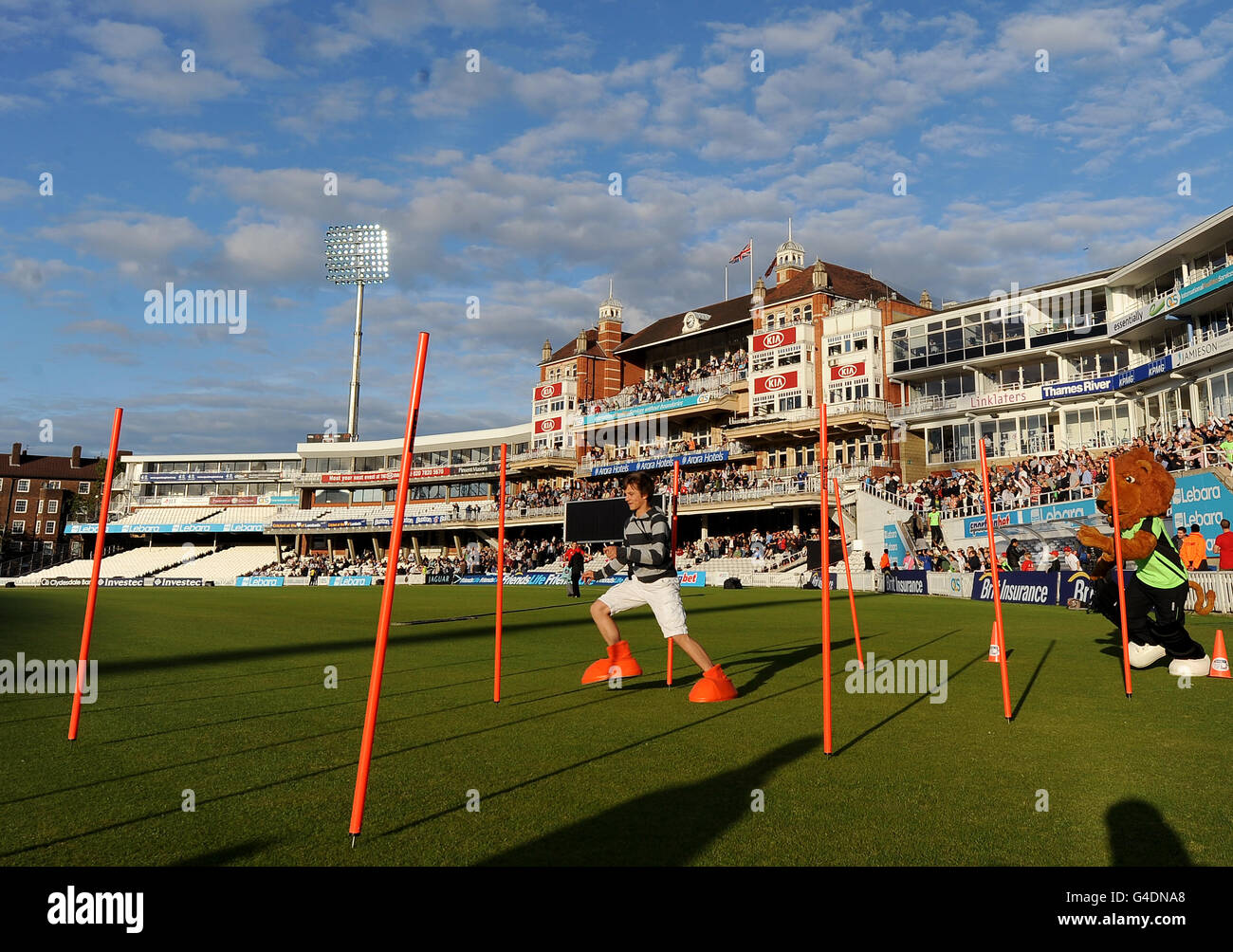 Cricket - Friends Life Twenty20 - South Group - Surrey Lions / Hampshire Royals - The Kia Oval. Intervallunterhaltung im Kia Oval. Stockfoto