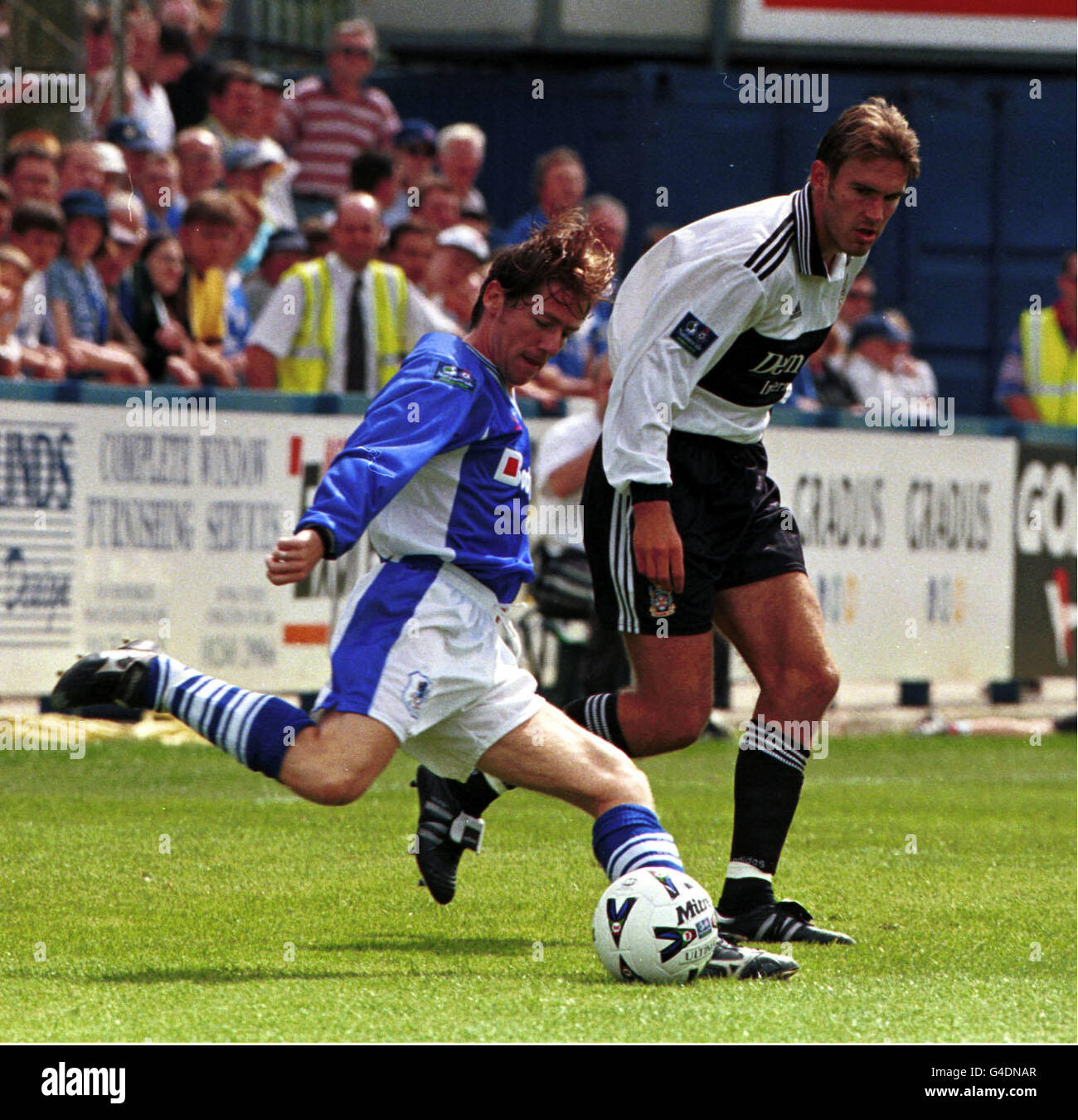 MACCLESFIELD STADT V FULHAM. NATIONWIDE DIVISION 2. BILDER VON HOWARD WALKER MCDONALD MACHT DEN BALL AUS FULHAMSMORGAN. Stockfoto