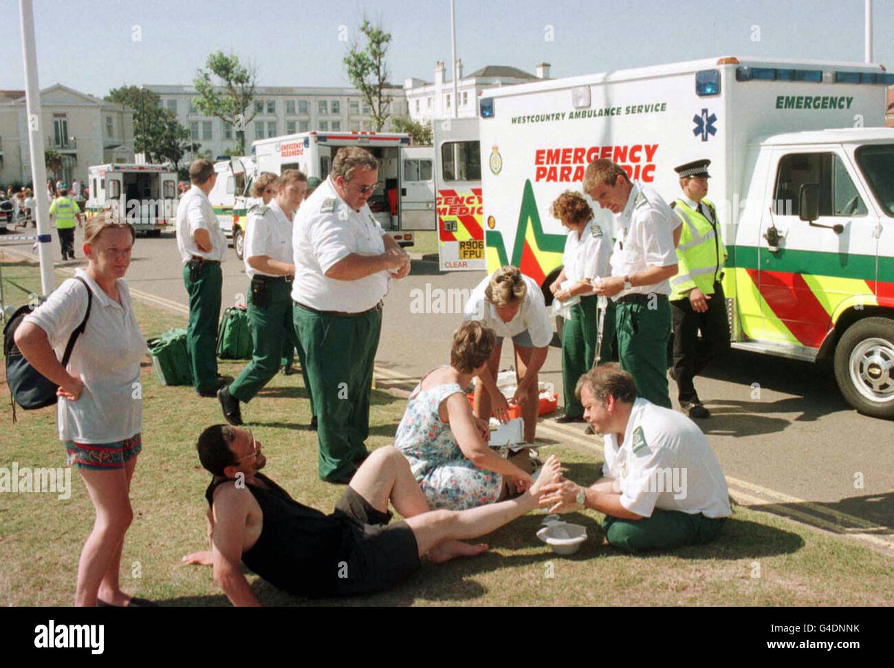 Sidney Lewis wird heute (Sonntag) von Sanitätern behandelt, nachdem Razor-Fische an den Stränden Paignton und Preston in Torbay, Devon, Terror ausbrachten, als 800 Sonnenanbeter beim Paddeln im Meer zerschlagen wurden. Die Strände, die voll von Urlaubern und Tagesausflüglern waren, die das Beste aus dem herrlichen Sonnenschein machten, wurden sofort evakuiert und abgedichtet. PA-Fotos. Siehe PA Geschichte UNFALL Strand Stockfoto