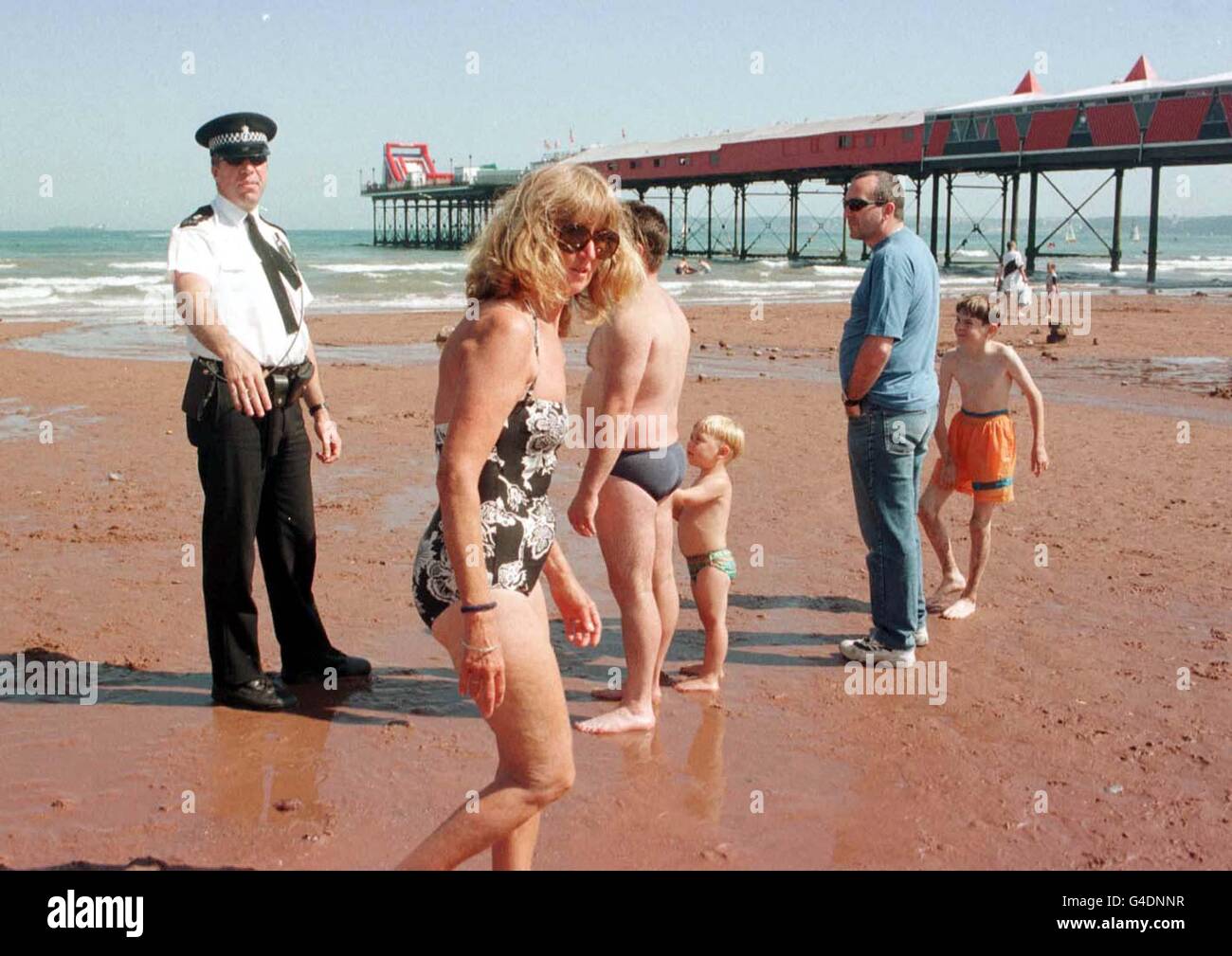 Die Polizei evakuiert Paignton Strand heute (Sonntag), nachdem Razor Fisch brachte Terror auf den Sonnenfleck in Torbay, Devon, als 800 Sonnenanbeter wurden zerschlagen, als sie im Meer gepaddelt. PA-Fotos. Siehe PA Geschichte UNFALL Strand Stockfoto