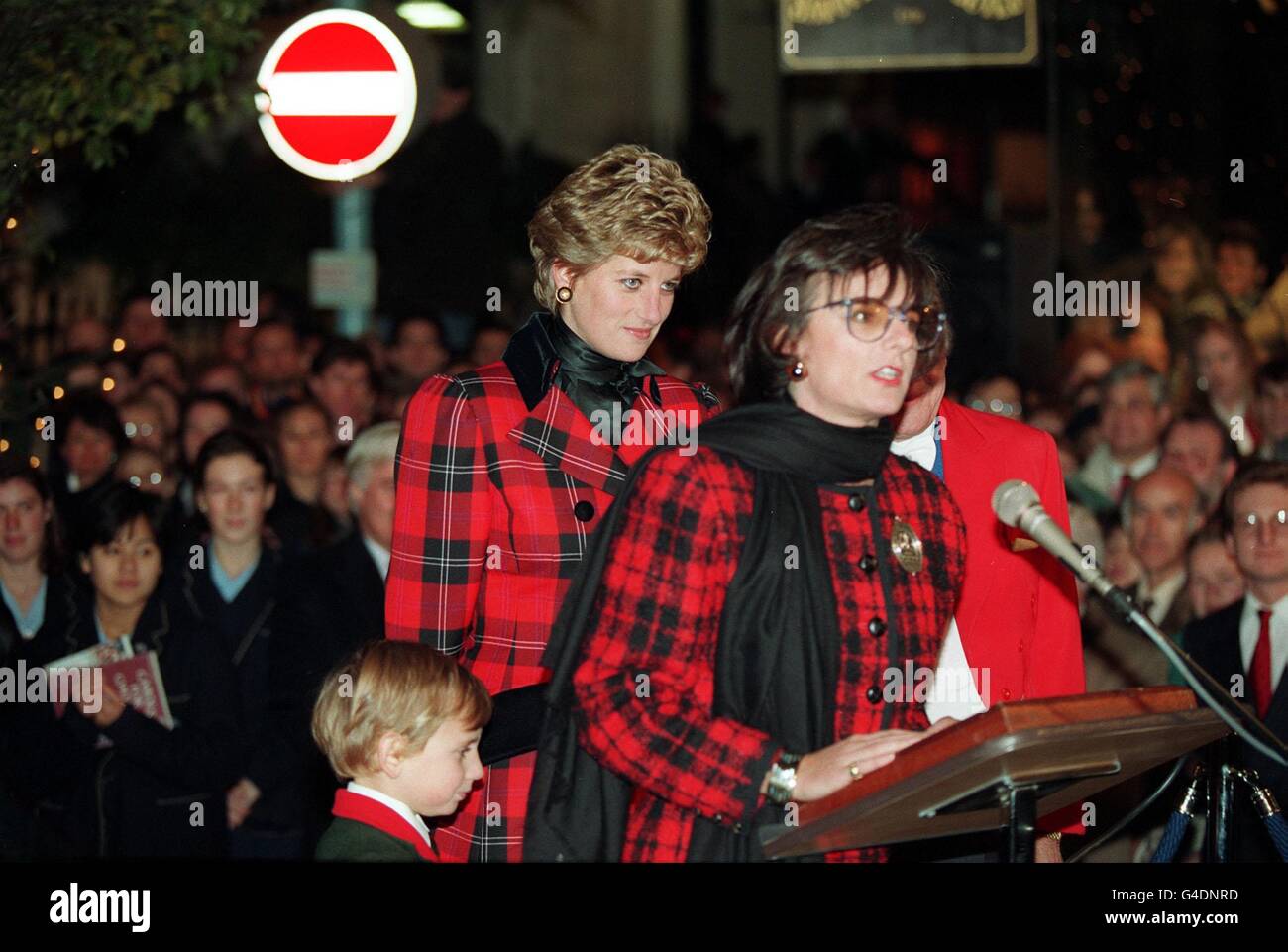 PA NEWS PHOTO 17/11/93 DIE PRINZESSIN VON WALES HÖRT ROSA MONCKTON ZU, ALS SIE IHRE REDE HÄLT, BEVOR SIE DIE WEIHNACHTSBELEUCHTUNG IN DER LONDONER BOND STREET ANSCHALTET. *30/11/04: John Monckton, ein Direktor von Legal and General, starb und seine Frau wurde schwer verletzt, nachdem zwei messerscharfe Eindringlinge in ihr Haus in Chelsea eindrangen. Monckton war eine Cousine von Rosa Monckton, einer engen Freundin von Prinzessin Diana, die mit Dominic Lawson, dem Herausgeber des Sunday Telegraph, verheiratet ist. Stockfoto