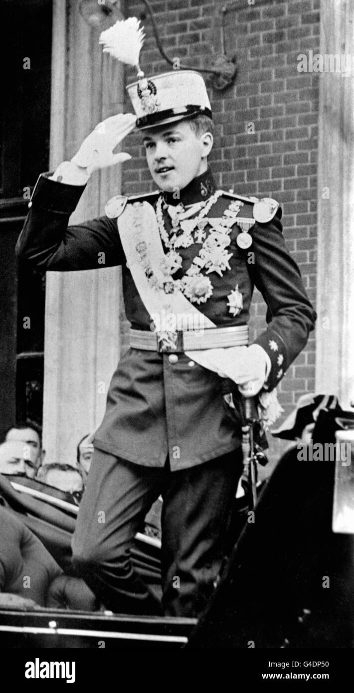 König Manuel II. Von Portugal grüßt bei einem Besuch in London Stockfoto