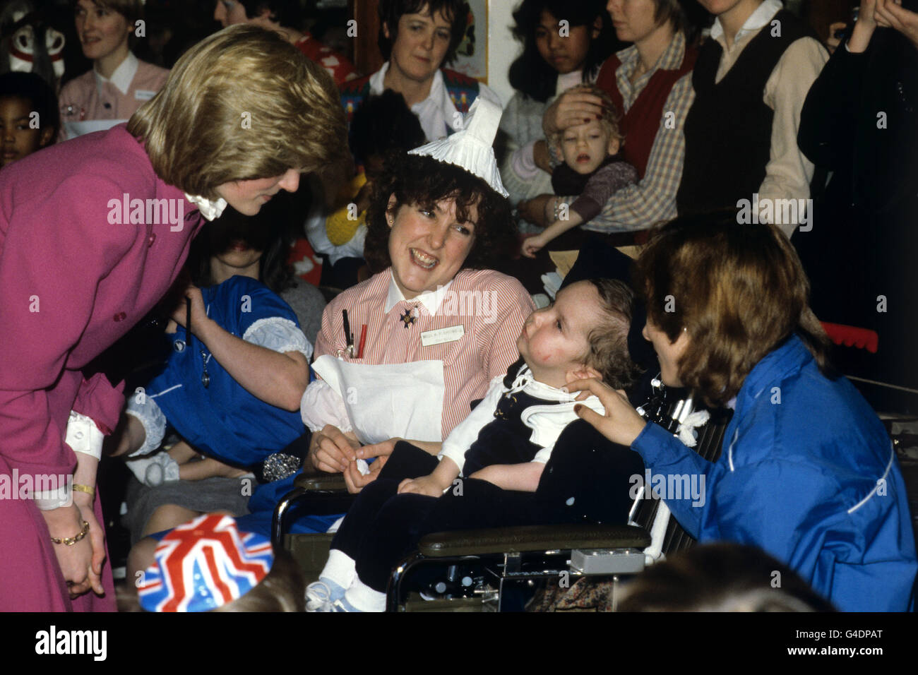 Die Prinzessin von Wales hält an, um mit einem jungen Patienten im Great Ormond Street Hospital in London zu sprechen. Stockfoto