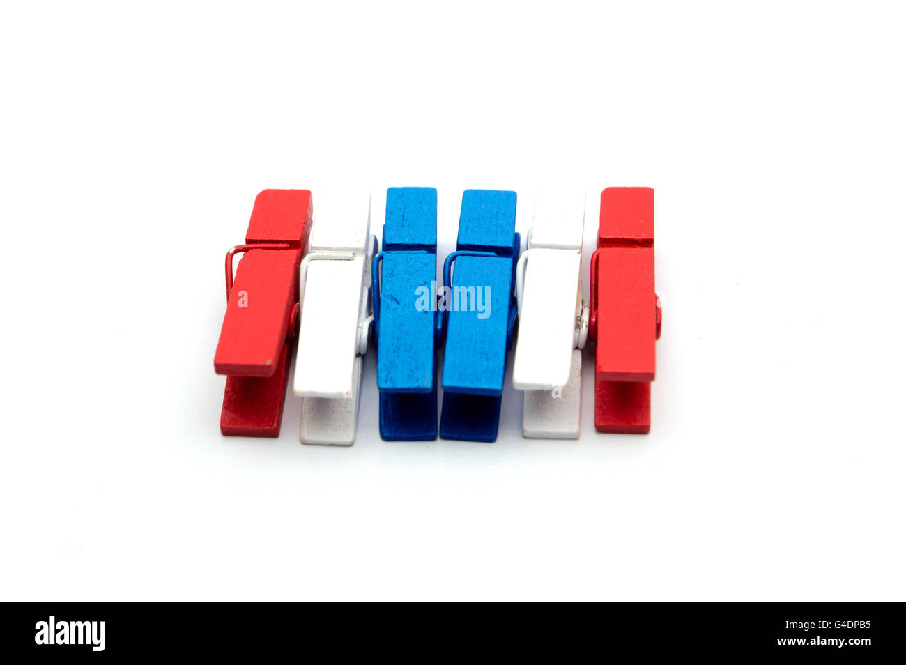 Thailand-Flagge Muster Wäscheklammern isolierten weißen Hintergrund Stockfoto