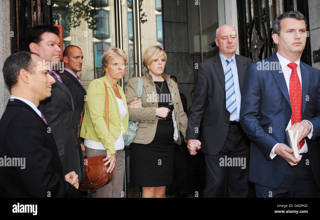 Sally Dowler, Gemma Dowler und Bob Dowler, mit ihrem Anwalt Mark Lewis ( rechts) vor dem One Aldwych Hotel in London heute nach einem Treffen mit Rupert Murdoch. Stockfoto