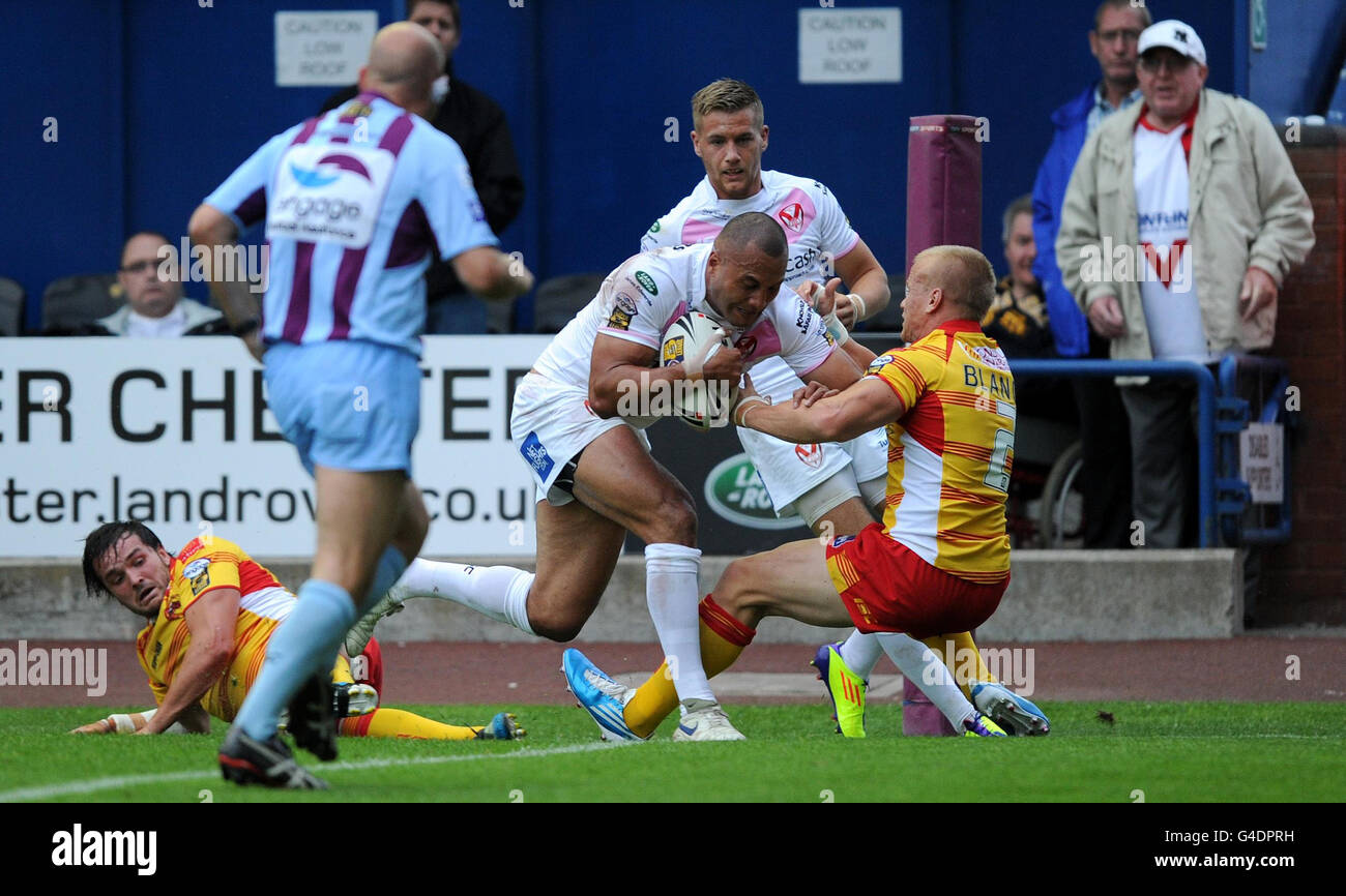 Rugby League - Engage Super League - St Helens gegen Catalans Dragons - Stobart Stadium. Francis Meli (Mitte) von St. Helens geht über die Linie, um beim Engage Super League-Spiel im Stobart Stadium in Widnes einen Versuch zu machen. Stockfoto