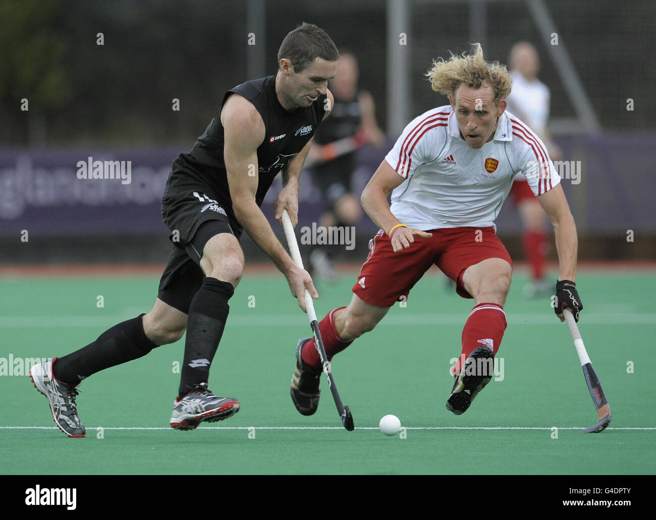 Der englische Richard Alexander fordert die neuseeländischen Phillip Burrows während des London Cup-Spiels im Quintin Hogg Recreation Ground, Chiswick, heraus. Stockfoto