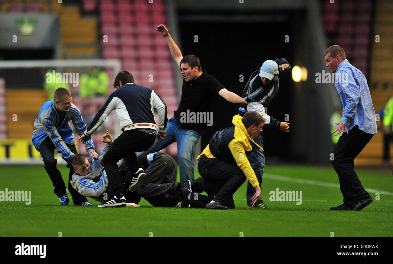 Auf dem Spielfeld brechen Kämpfe zwischen Newcastle United-Fans aus Stockfoto