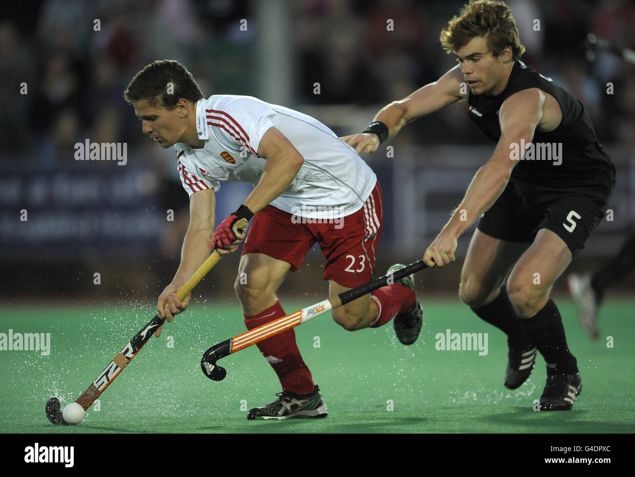 Der englische Iain MacKay wird während des London Cup-Spiels im Quintin Hogg Recreation Ground, Chiswick, vom Neuseeländer Andrew Hayward herausgefordert. Stockfoto