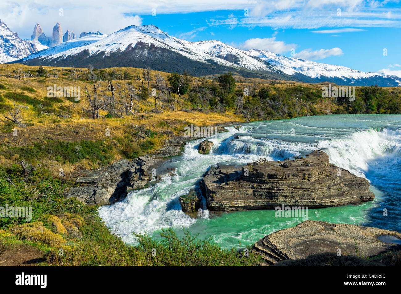 Kaskade, Cuernos del Paine hinter Torres del Paine Nationalpark, chilenischen Patagonien, Chile Stockfoto