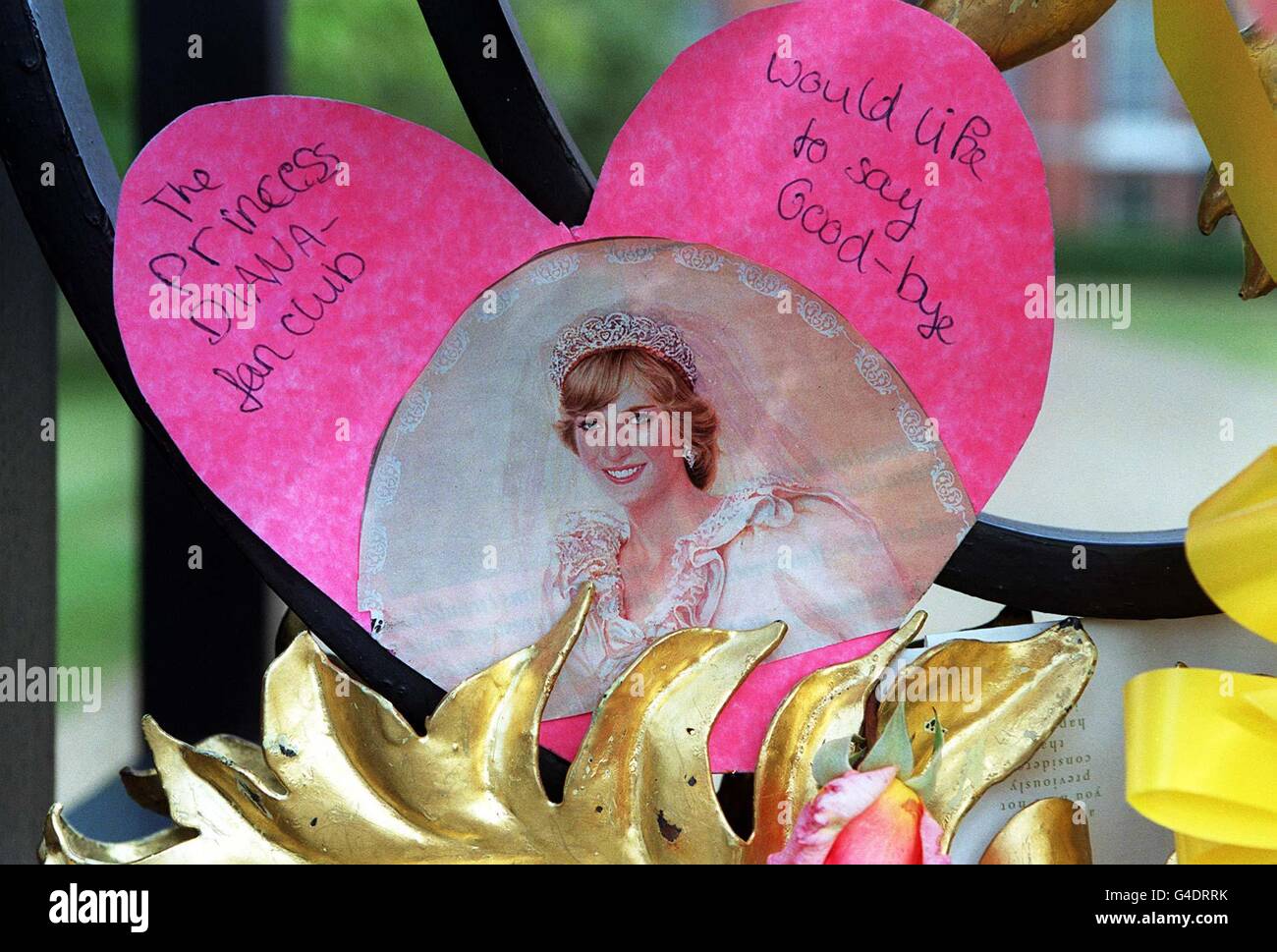 Heute (Freitag) bedecken Ehrungen die Tore des Kensington Palace, als ein ständiger Strom von Trauernden nur drei Tage vor dem ersten Todestag von Diana, Prinzessin von Wales, Blumensträuße und Karten in das Memorium legte. Siehe PA-Geschichte DIANA Anniversary. Foto von Peter Jordan/PA Stockfoto