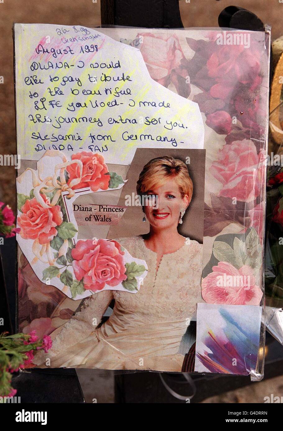 Heute (Freitag) bedecken Ehrungen die Tore des Kensington Palace, als ein ständiger Strom von Trauernden nur drei Tage vor dem ersten Todestag von Diana, Prinzessin von Wales, Blumensträuße und Karten in das Memorium legte. Siehe PA-Geschichte DIANA Anniversary. Foto von Peter Jordan/PA Stockfoto