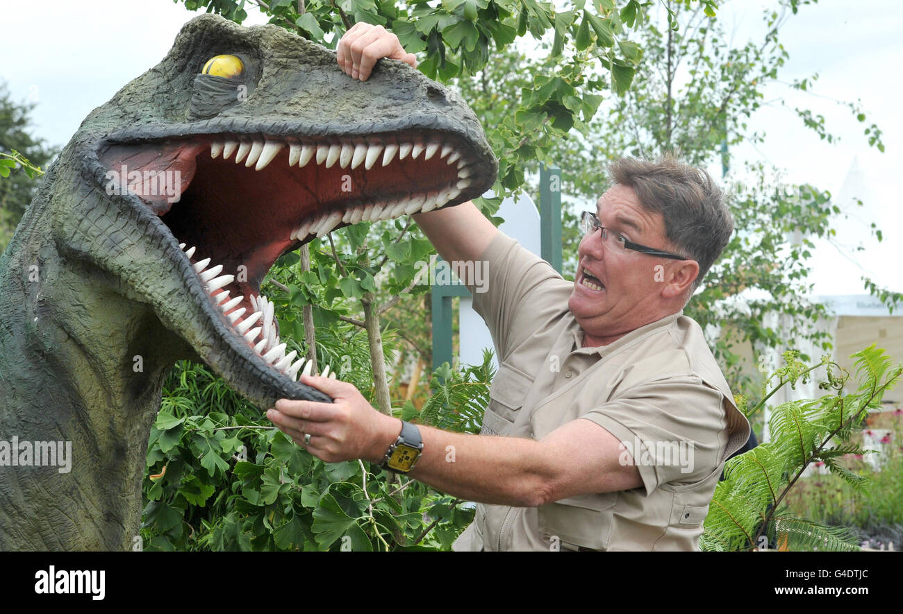 Mark Hargreaves, Leiter des Gartenbaus und der Botanik im Chester Zoo, nimmt einen Adapter im Dinosaurier im großen Garten der RHS Flower Show Tatton Park, Knutsford, Cheshire, in den Blick. Stockfoto