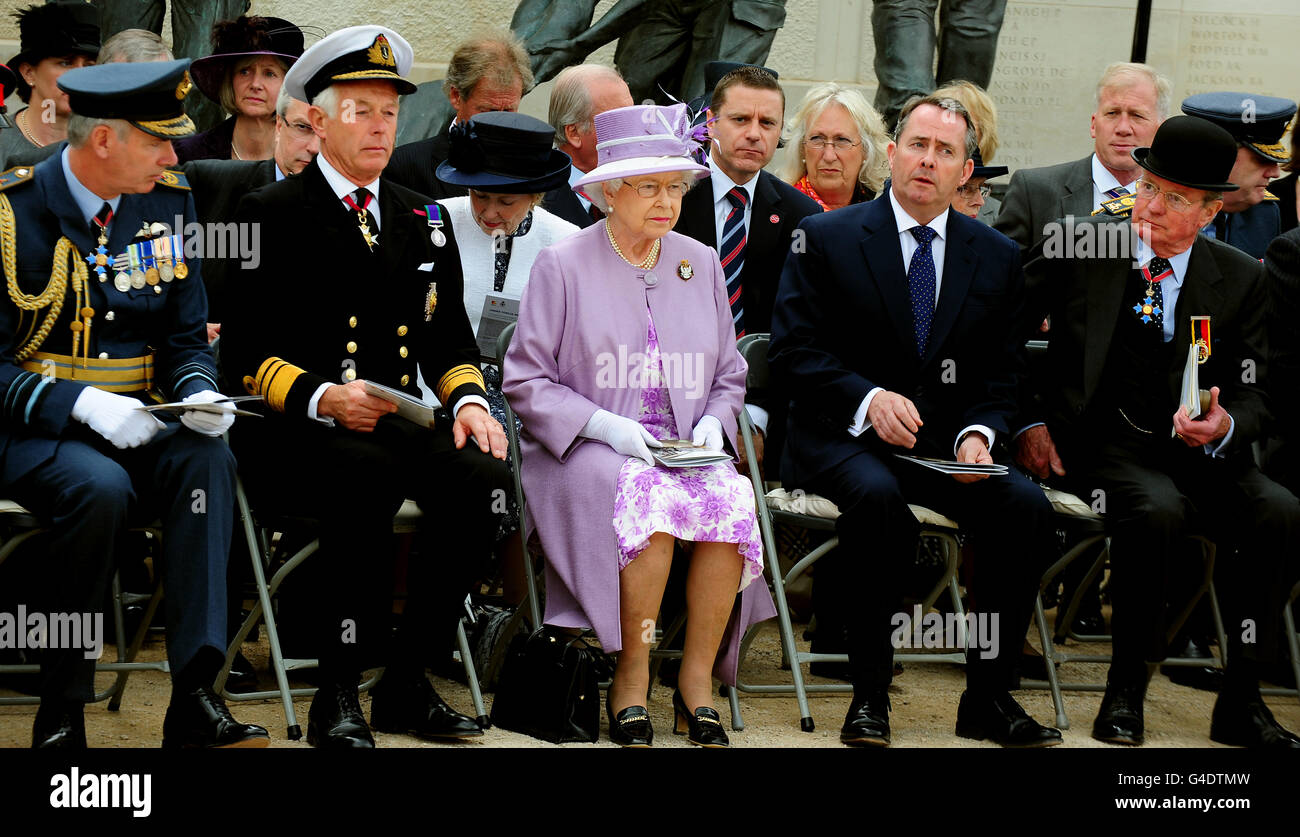 Königin Elizabeth II. Bei einem Besuch im National Memorial Arboretum in Staffordshire, während sie an einem Dankesgottesdienst teilnimmt, um die Rückkehr der Soldaten von einer fünfmonatigen Dienstreise in der afghanischen Provinz Helmand zu markieren. Stockfoto