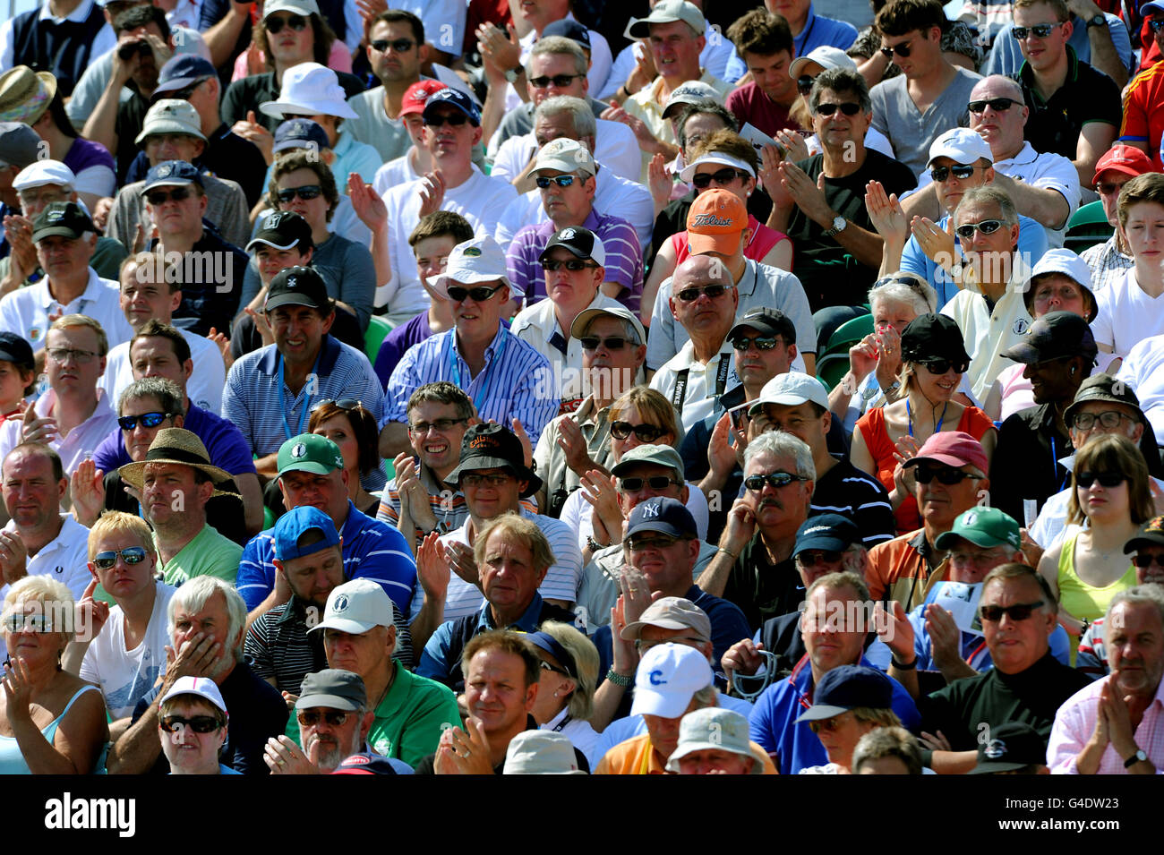 Fans während der Open im Royal St George's, Sandwich, Kent.. DRÜCKEN SIE VERBANDSFOTO. Bilddatum: Freitag, 15. Juli 2011. Siehe PA Story. Bildnachweis sollte lauten: Rui Vieira/PA Photo Stockfoto