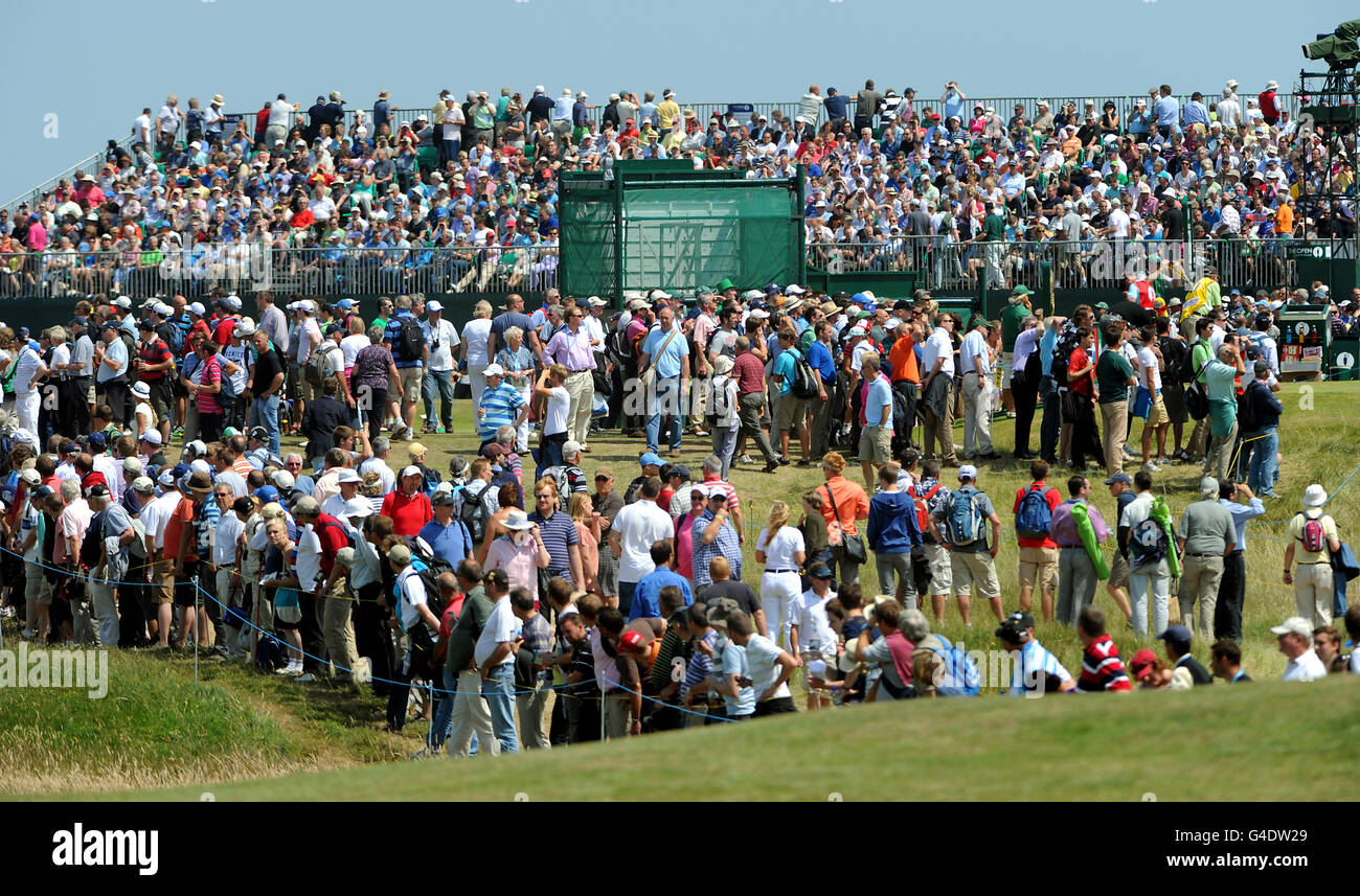 Fans während der Open im Royal St George's, Sandwich, Kent.. DRÜCKEN SIE VERBANDSFOTO. Bilddatum: Freitag, 15. Juli 2011. Siehe PA Story. Bildnachweis sollte lauten: Rui Vieira/PA Photo Stockfoto