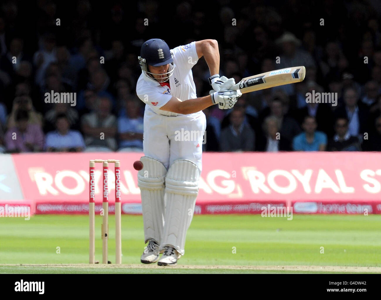 Englands Jonathan Trab wird 70 während des ersten npower-Tests am Lord's Cricket Ground, London, lbw von der Bowling-Bahn des indischen Praveen Kumar ausgeliefert. Stockfoto