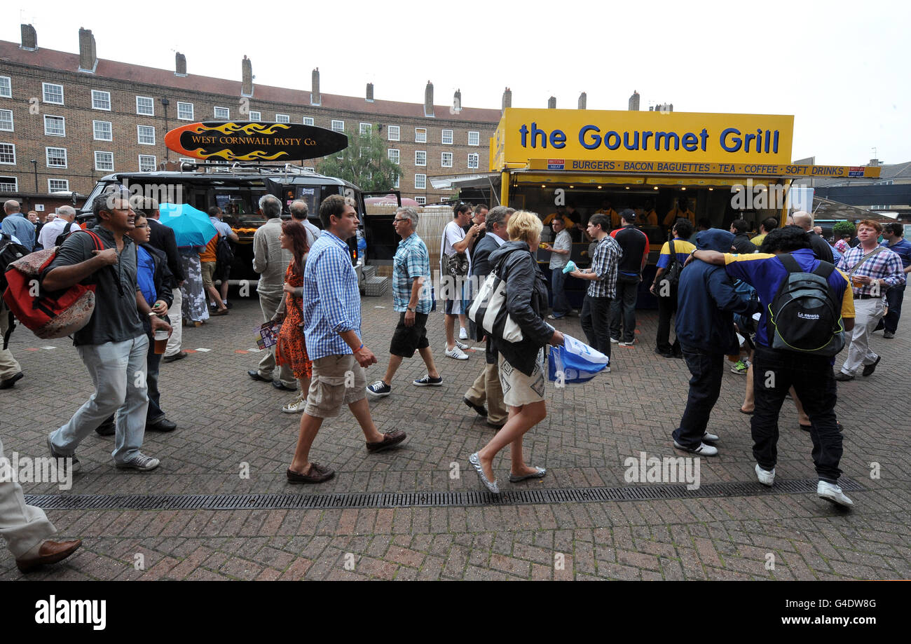 Cricket - 2011 NatWest Series - First One Day International - England / Sri Lanka - The Kia Oval. Fans kommen an den Imbissständen vorbei Stockfoto