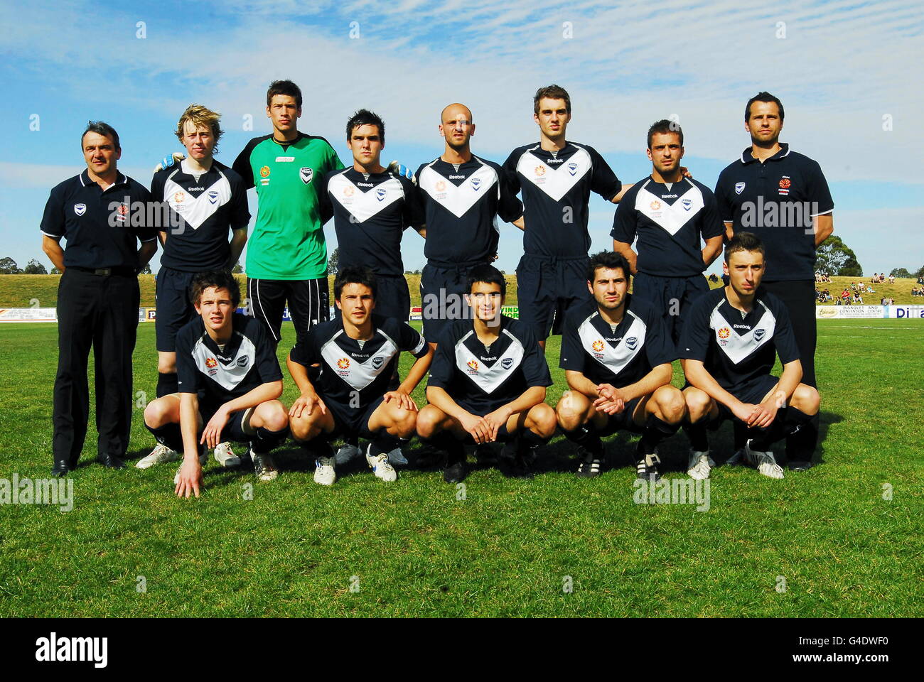 Melbourne Victory Squad: Mijo Marinovic,(gk), Robert Wynne, Ante Cicak, Matthew Foschini, Steven Pantelidis, Cameron Drake, Aziz Behich, Stephen Hatzikosta, Mathew Theodore, Milos Lujic, Dimitri Hatzimouratis, Nathan Elasi, Daniel Vasilevski, Steven Pace, Sebastian Mattei (gk) Stockfoto