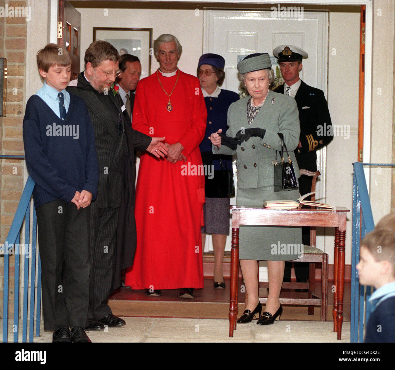 PA NEWS PHOTO 23/4/97 DIE KÖNIGIN ERHIELT BLUMEN WÄHREND EINES BESUCHS IN ST. GEORGE'S SCHULE WINDSOR, WO SIE EINE 2 MILLIONEN PFUND ERSTE PHASE EINER NEUEN ENTWICKLUNG ERÖFFNET Stockfoto