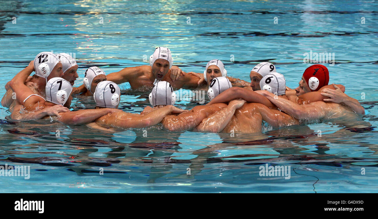 Der britische Kapitän Craig Fges (hinten Mitte) spricht mit seinen Teamkollegen vor einem 8-7-Sieg über Georgien während des EM 2012-Qualifying-Spiels im Manchester Aquatics Center, Manchester. Stockfoto