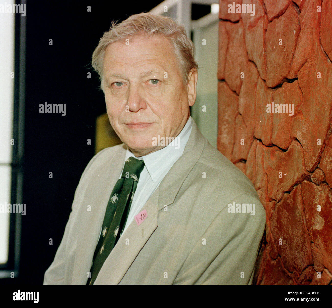 PA NEWS PHOTO 15/7/98 NATURFORSCHER SIR DAVID ATTENBOROUGH BEI DER VORSCHAU AUF DIE NATURKUNDEMUSEUM'S 'EARTH GALLERYS' IN LONDON. * 18/12/01 Eine Koalition aus 28 Nichtregierungsorganisationen wird Eine große Umschalt-ung der Art und Weise, wie die Meere um Großbritannien herum verwaltet und geschützt werden, fordern. Die Fraktionen lancieren in Westminster eine von Sir David gebilligte Meerescharta. Umweltminister Michael Meacher wird erwartet, an der Konferenz teilzunehmen und die Aufforderungen zu dringenden Maßnahmen zu beantworten, die angesichts der wachsenden Besorgnis über den Zustand unserer Meere und den unzureichenden Schutz der Lebensräume und Arten der Meere erforderlich sind. Stockfoto