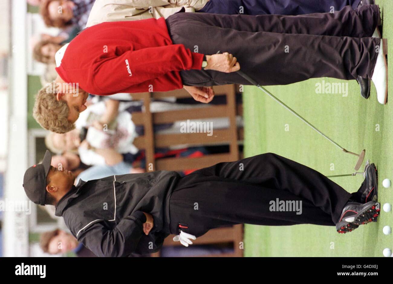 Tiger Woods und Colin Montgomerie waren in nachdenklicher Stimmung, als die beiden sich heute (Mittwoch) auf dem Übungsgrün im Royal Birkdale gegenübertraten, um sich auf die Open Golf Championship 1998 vorzubereiten, die morgen beginnt. (PA-Foto/Adam Butler) Stockfoto