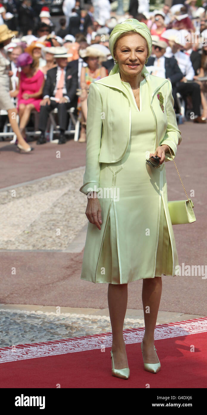 Prinzessin Farah Pahlavi von Iran kommt am Place du Palais in Monte Carlo an, um die religiöse Zeremonie der Hochzeit von Charlene Wittstock mit Prinz Albert II von Monaco zu feiern. Stockfoto