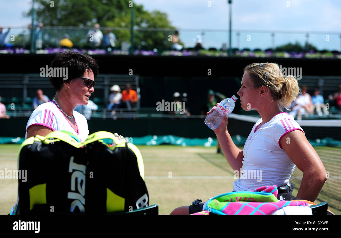 Die Niederländer Esther Vergeer (rechts) und Sharon Walraven (links) feiern während ihres Spiels gegen die Niederländer Jiske Griffioen und Aniek Van Koot am dreizehnten Tag der Wimbledon Championships 2011 im All England Lawn Tennis and Croquet Club in Wimbledon. Stockfoto