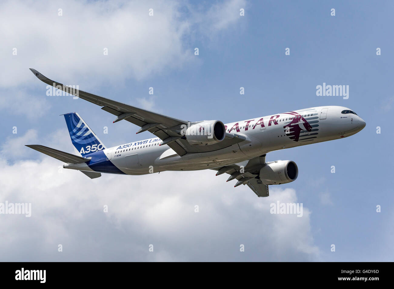 Airbus A350-941 Verkehrsflugzeuge anzeigen auf der Farnborough International Airshow in einer hybriden Airbus/Qatar Airways Livree. Stockfoto