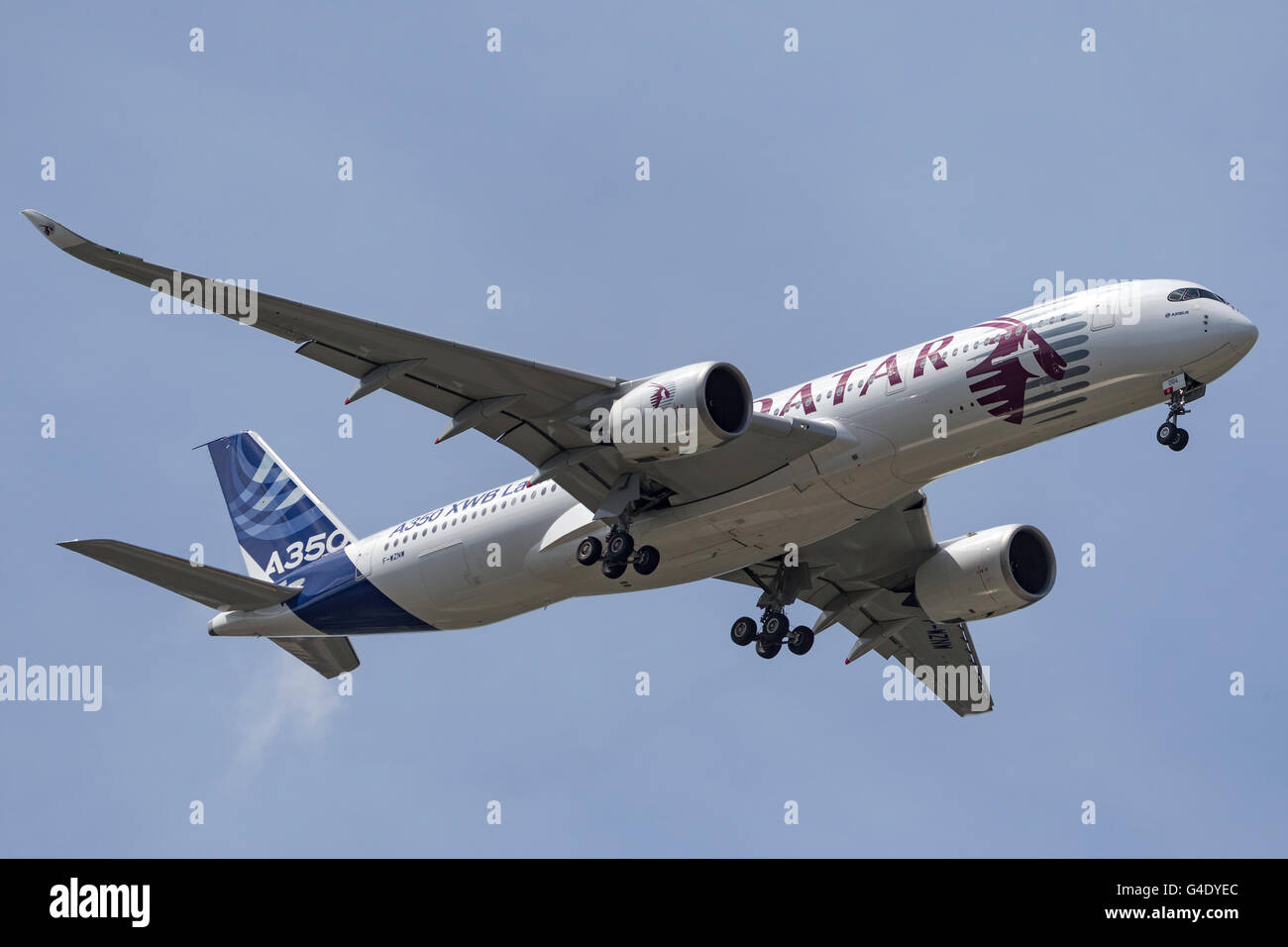 Airbus A350-941 Verkehrsflugzeuge anzeigen auf der Farnborough International Airshow in einer hybriden Airbus/Qatar Airways Livree. Stockfoto
