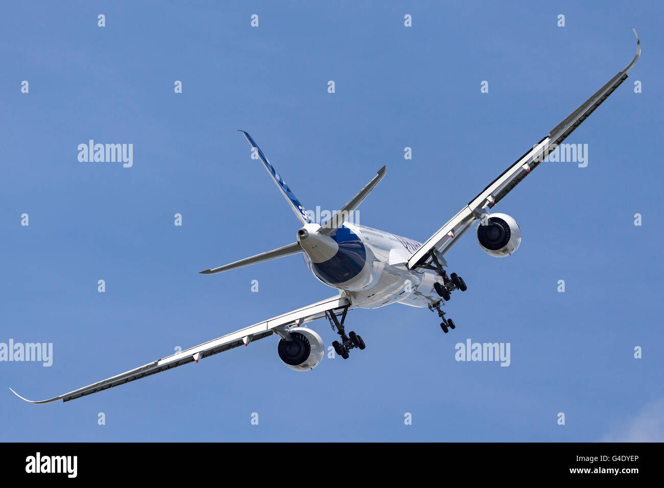 Airbus A350-941 Verkehrsflugzeuge anzeigen auf der Farnborough International Airshow in einer hybriden Airbus/Qatar Airways Livree. Stockfoto