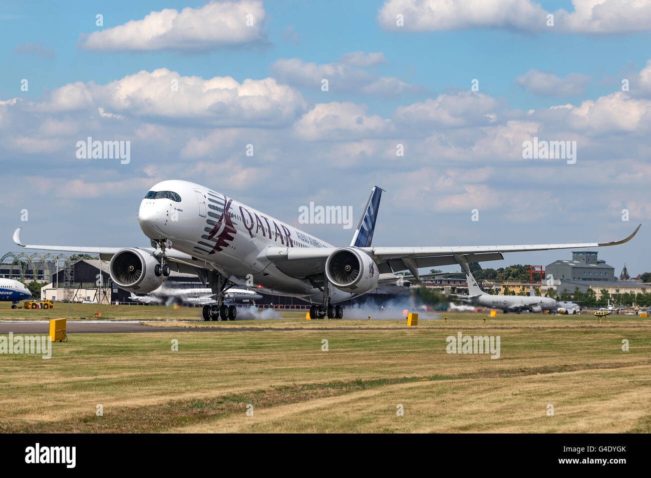 Airbus A350-941 Verkehrsflugzeuge anzeigen auf der Farnborough International Airshow in einer hybriden Airbus/Qatar Airways Livree. Stockfoto