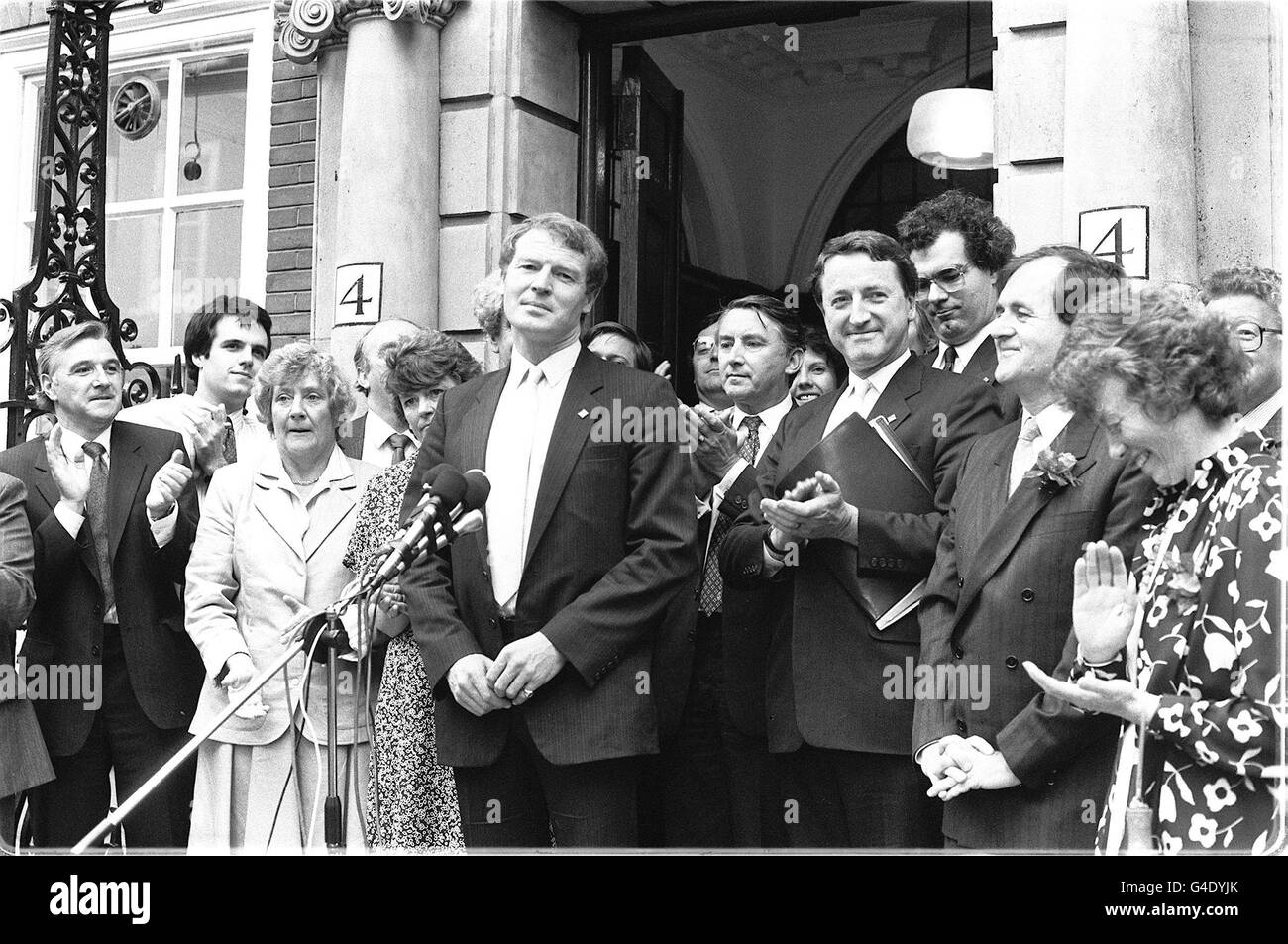 Bibliothekskollegen vom 228583-2. 28.7.88 des neuen Führers der Sozial- und Liberaldemokraten Paddy Ashdown (Mitte) werden von Parteikollegen außerhalb ihres Hauptquartiers in London nach seiner Wahl, (von links) scheidende gemeinsame Präsidentin Frau Shirley Williams (blasse Klage), scheidender gemeinsamer Führer Herr David Steel, applaudiert. Der neue Präsident Ian Wrigglesworth und Alan Beith, die nur 16,202 Stimmen gegen Ashdown abgefragt haben. Herr Ashdown feiert heute (Mittwoch) 10 Jahre als Vorsitzender der Liberaldemokraten und stillt immer noch die Hoffnung, eines Tages Premierminister zu werden. PA-Fotos. Siehe PA Stockfoto