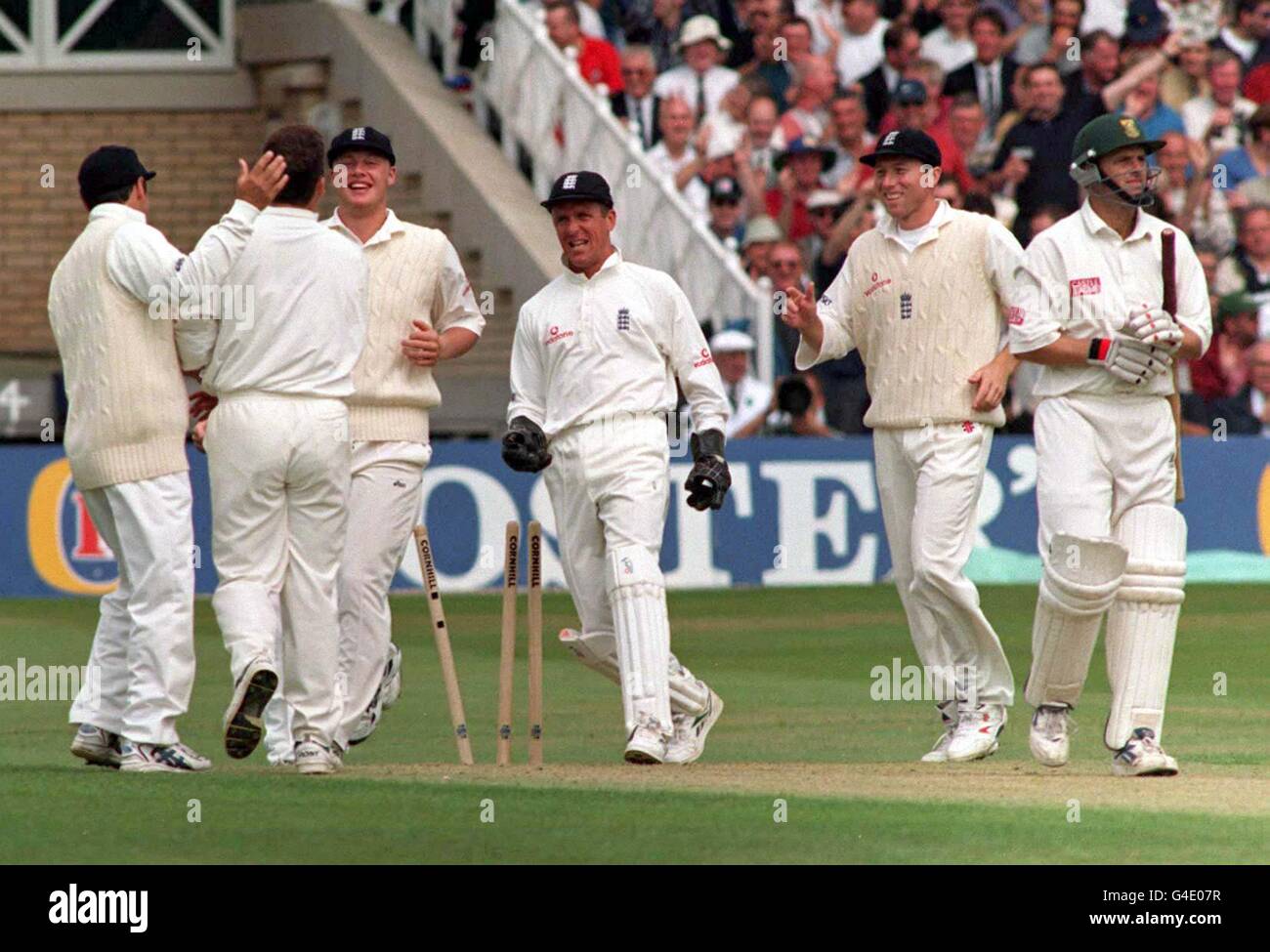 Der Südafrikaner Gary Kirsten verlässt den Pavillon, nachdem er vom englischen Darren Gough (2. Links), dem Andrew Flintoff, Alec Stewart und Michael Atherton am heutigen Donnerstag beim 4. Testspiel in Trent Bridge gratuliert wurde (mit Blick auf ihn). Foto von Rebecca Naden./PA Stockfoto