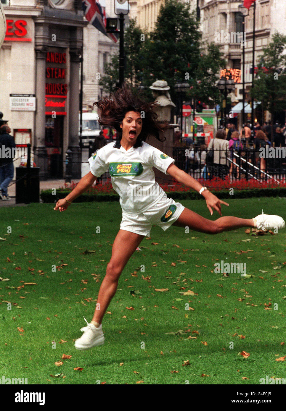 PA NEWS PHOTO 23/7/98 TV-Moderatorin Jenny Powell bei der Vernons Lotteries Ltd Ankündigung eines neuen National Lottery Football Game. Stockfoto