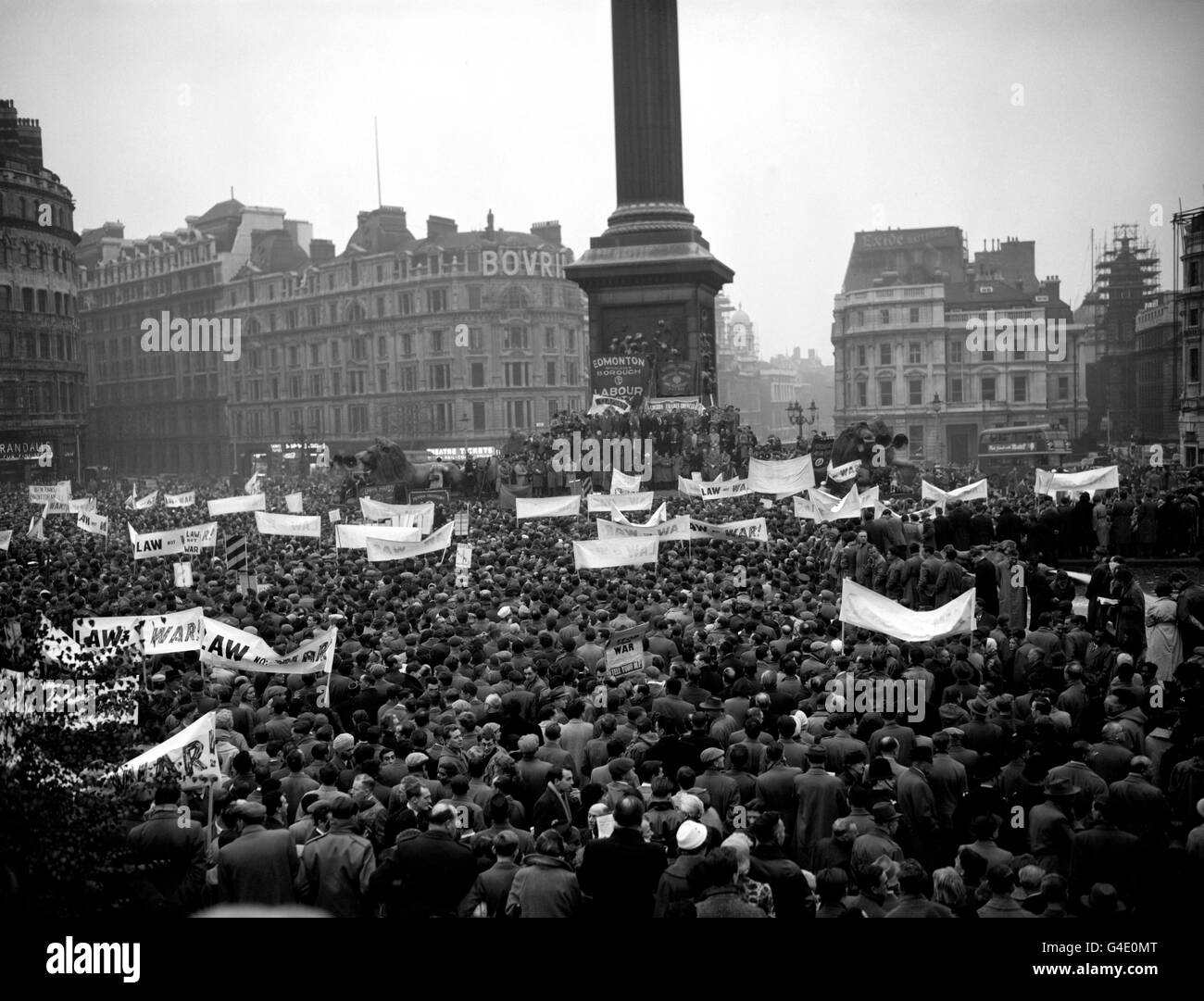 Der National Council of Labor organisiert eine Protestkundgebung auf dem Londoner Trafalgar Square gegen den Umgang der Regierung mit der Suez-Situation. Stockfoto