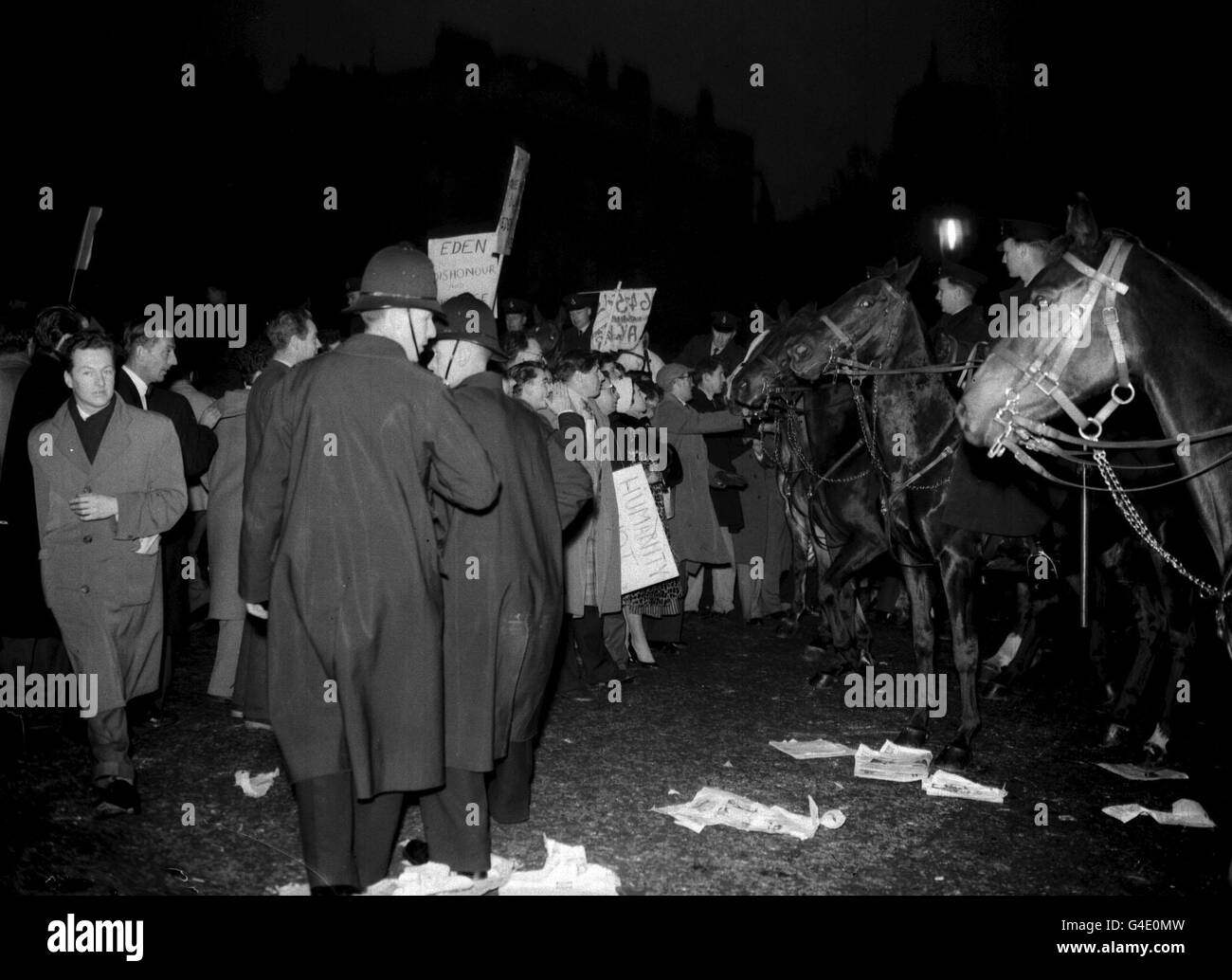 FOTO VON PA NEWS 4/11/56 ANTI-KRIEGS-DEMONSTRANTEN IN WHITEHALL, LONDON, ANLÄSSLICH DER NATIONALEN PROTESTKUNDGEBUNG DES GEWERKSCHAFTSRATS DER LABOUR-S GEGEN DEN UMGANG DER REGIERUNG MIT DER SUEZ-SITUATION Stockfoto