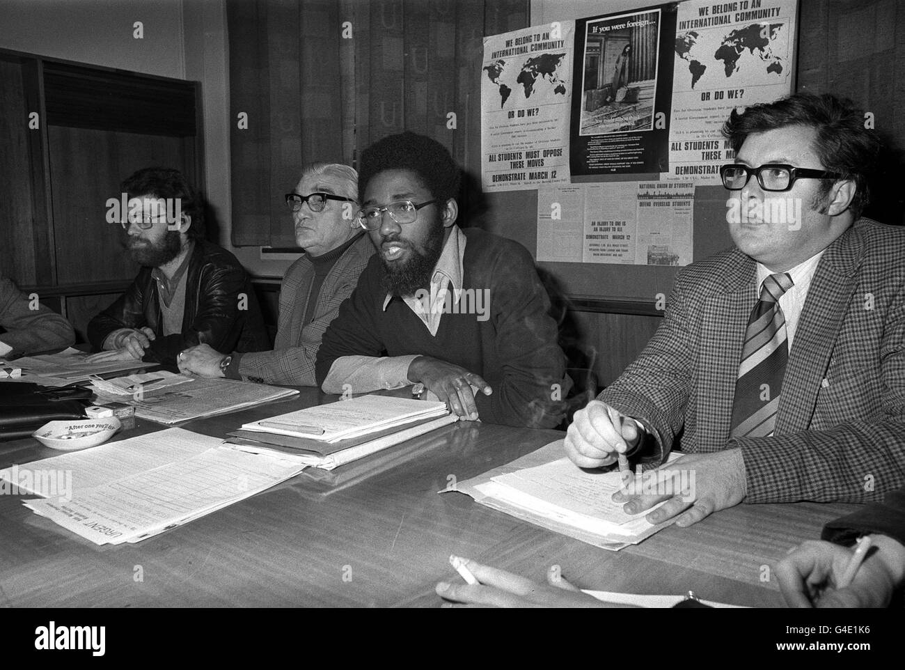 PA-NEWS FOTO-03.12.76 JOHN WEBSTER (N.U.S.-BUNDESVORSTANDES), JACK DUNN (KENT BERGLEUTE LEADER), TREVOR PHILLIPS (T.U.C. PRÄSIDENT DER REGION SÜD-OST) UND JOHN SPRACKE (NATIONAL ASSOCIATION OF TEACHERS (NATIONAL ASSOCIATION OF TEACHERS) AUF EINER PRESSEKONFERENZ IN DER UNIVERSITY OF LONDON UNION, MALET STREET WCI Stockfoto