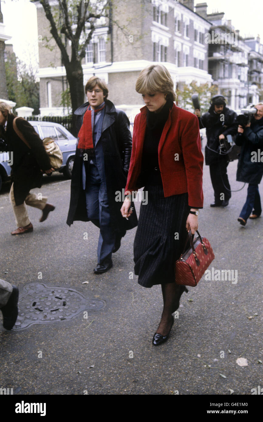 LADY DIANA SPENCER 1980: Lady Diana Spencer (später die Prinzessin von Wales), die romantisch mit dem Prinzen von Wales verbunden ist, wird von der Presse in der Nähe ihrer Londoner Wohnung verfolgt. Neunzehn ist sie die Tochter des Earl Spencer. Stockfoto