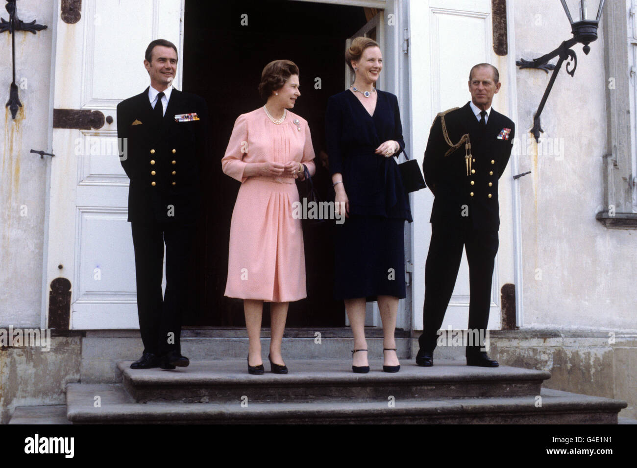 Königin Elizabeth II. (In Pink) und Prinz Philip, Herzog von Edinburgh (rechts) mit Königin Margrethe von Dänemark und ihrem Mann Prinz Henrik im Fredensborg Palast während des Staatsbesuchs des britischen Königspaares Stockfoto