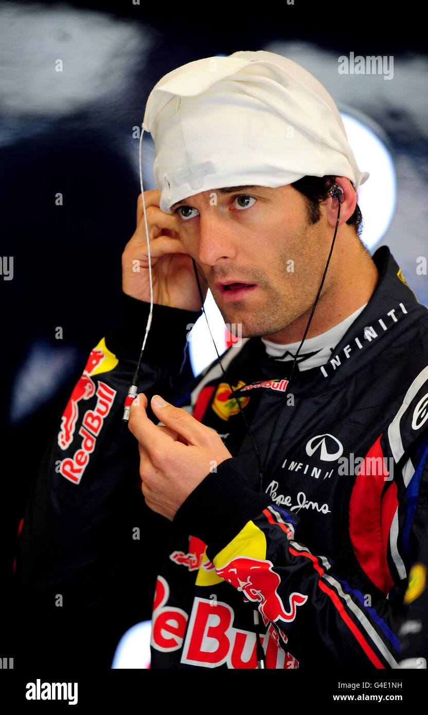 Red Bull's Mark Webber aus Australien in der Box beim Training für den Formel 1 Santander British Grand Prix auf Silverstone Circuit, Northampton. Stockfoto