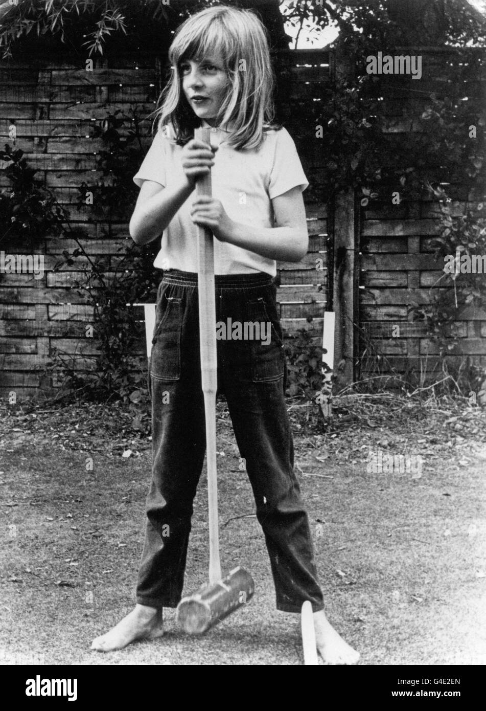 Lady Diana Spencer posiert barfuß mit einem Krocketschläger, während sie 1970 im Urlaub in Itschenor Sussex ist. Stockfoto