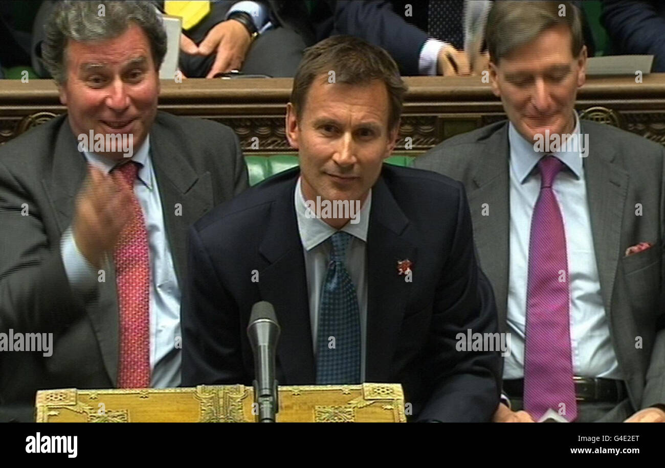 Kultursekretär Jeremy Hunt reagiert auf eine Erklärung des Labour-Führers Ed Miliband im Londoner Unterhaus, nachdem bekannt gegeben wurde, dass das Angebot der News Corporation, die restlichen Anteile an BSkyB zu kaufen, mit sofortiger Wirkung an die Wettbewerbskommission überwiesen wurde. Stockfoto