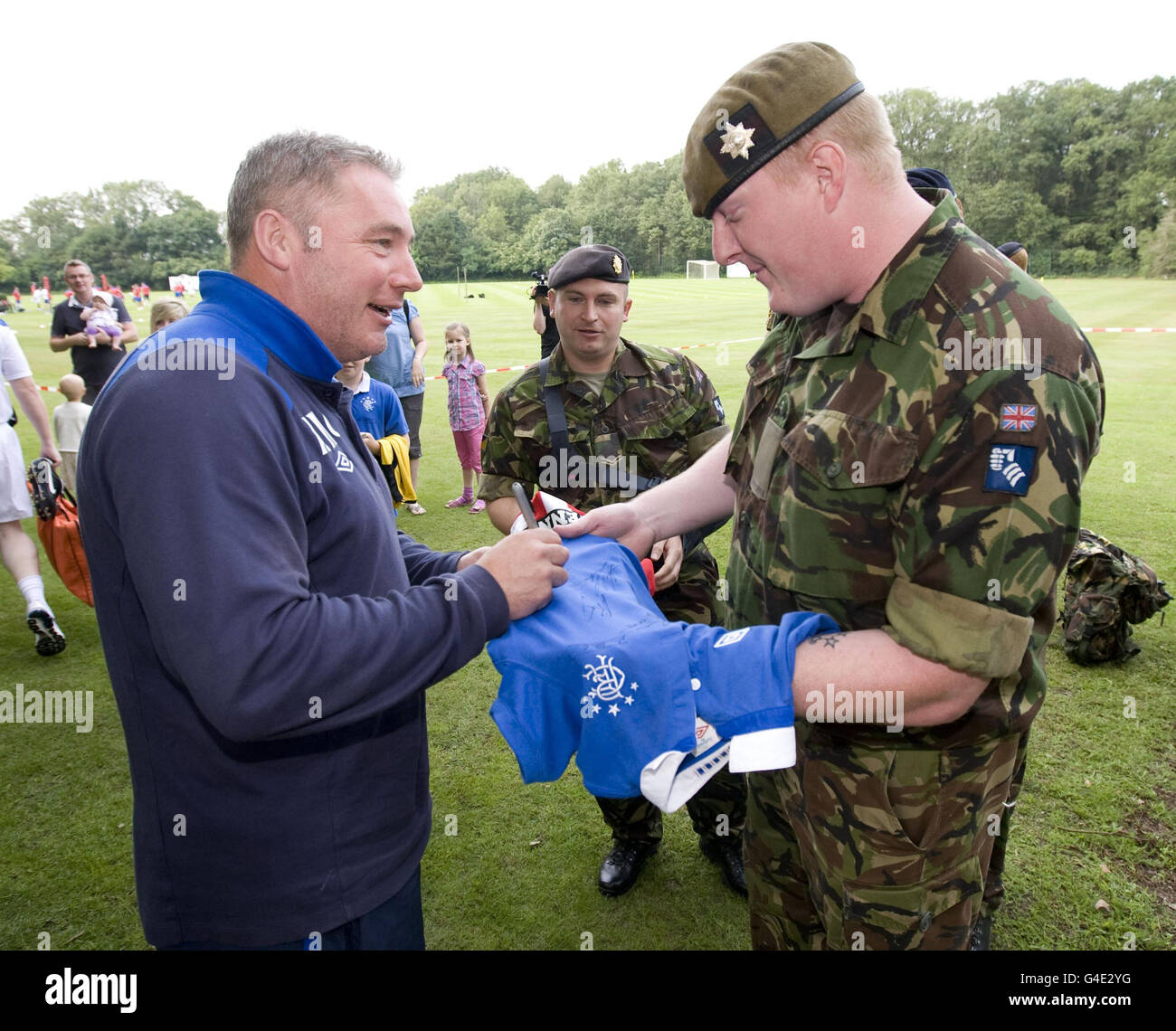Rangers-Manager Ally McCoist (links) signiert ein Shirt für Truppen des 1 Medical Regiment während ihres Trainingslagers vor der Saison im Teamhotel in Herzlake, Deutschland. Bilddatum: Dienstag, 12. Juli 2011. Bildnachweis sollte lauten: Kirk O'Rourke/Rangers FC/PA. Stockfoto