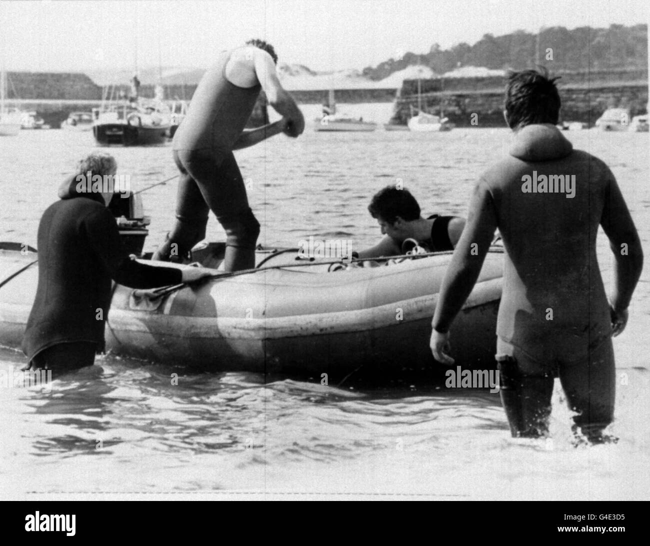 Bibliotheksfiler 189600-10 datiert 28.8.79 von Polizeianglern, die das Gebiet durchsuchten, in dem Lord Mountbatten getötet wurde, als eine IRA-Bombe sein Boot vor der Küste von Co Sligo, Irland, zerstörte. Thomas McMahon, der Mann, der Lord Mountbatten ermordet hat - das einzige Mitglied der königlichen Familie, das während des Nordirlandkonflikts getötet wurde - wurde gestern Abend (Donnerstag) im Rahmen des Ulster-Friedensdeals freigelassen. PA-Fotos. Siehe PA Geschichte IRISCHE Gefangene Stockfoto