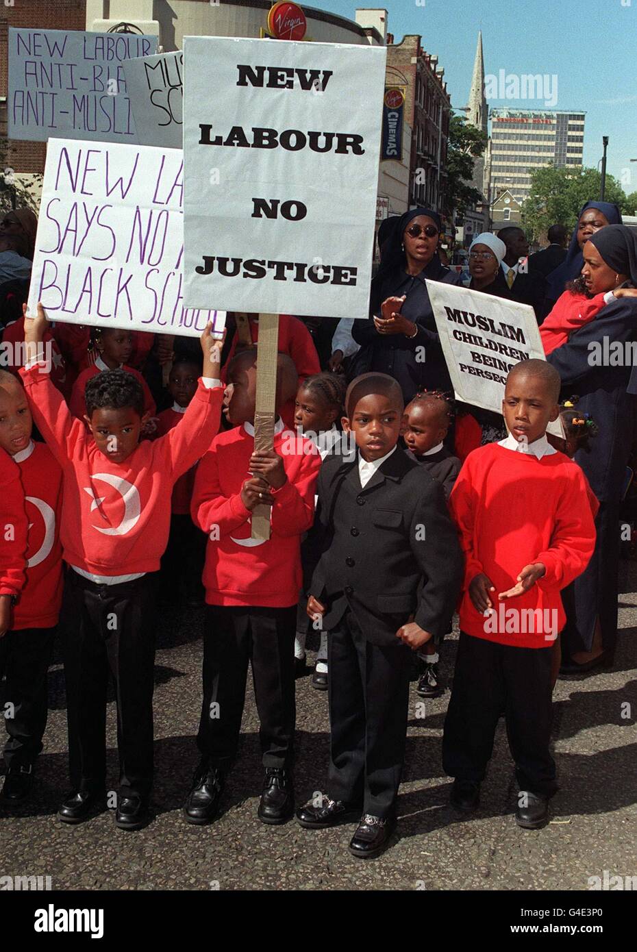 Anhänger der Nation of Islam, die heute (Montag) vor dem Rathaus von Hammersmith und Fulham gegen die Schließung der Star Chamber Academy, die ausschließlich für schwarze islamische Schüler bestimmt ist, portierten. Foto von Fiona Hanson/PA. Stockfoto